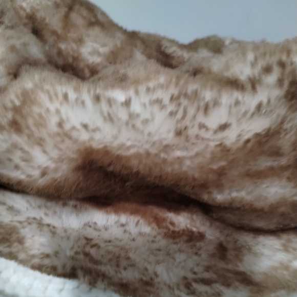 Free country Faux Far Neck Scarf - Picture 9 of 17
